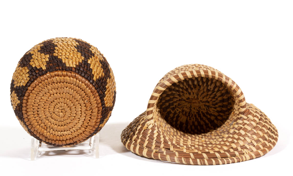 NATIVE AMERICAN COUSHATTA PINE NEEDLE WOVEN-COIL WALL POCKET BASKET