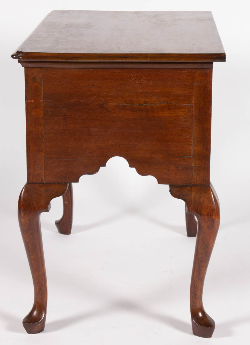 MID-ATLANTIC QUEEN ANNE FIGURED WALNUT DRESSING TABLE