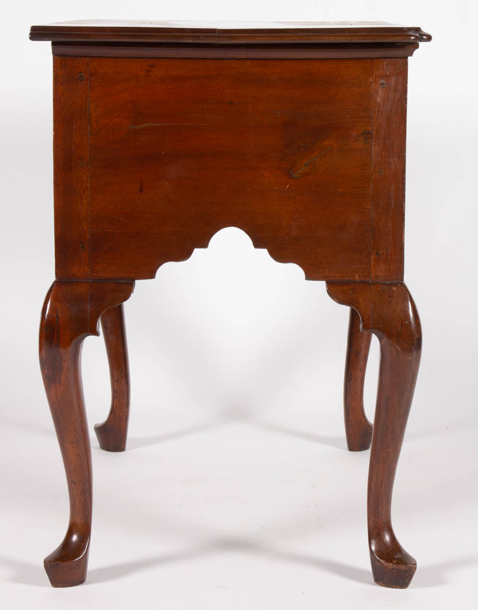 MID-ATLANTIC QUEEN ANNE FIGURED WALNUT DRESSING TABLE