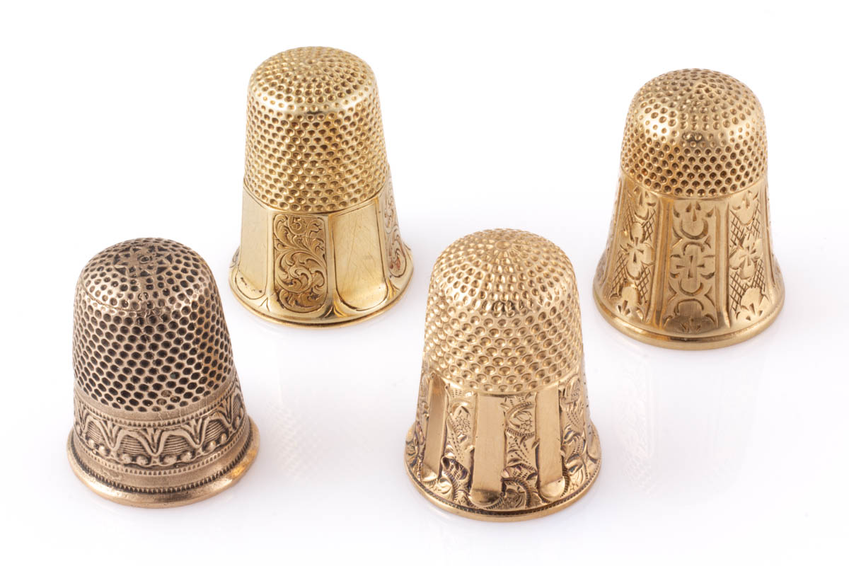 EUROPEAN 9K TO 14K-18K GOLD SEWING THIMBLES, LOT OF FOUR