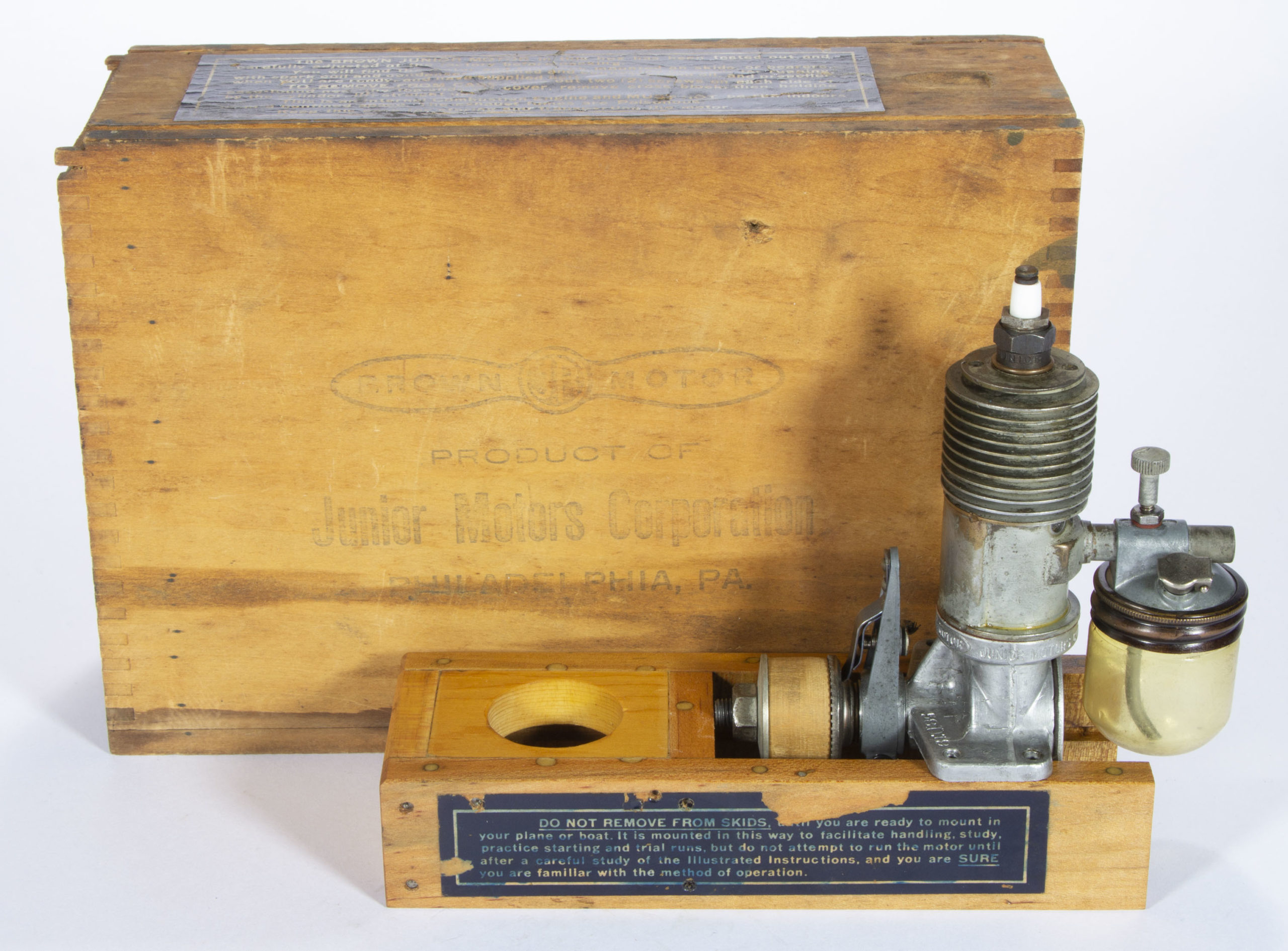 BROWN JUNIOR MOTORS MODEL NO. D 1939 MODEL AIRPLANE ENGINE,
