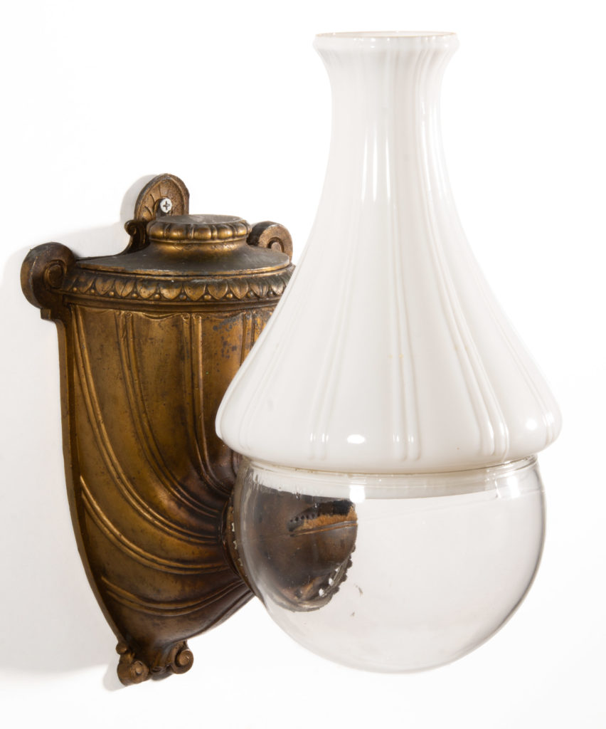 ANGLE LAMP CO. CLASSIC / NO. 3 CAST METAL KEROSENE WALL LAMP,