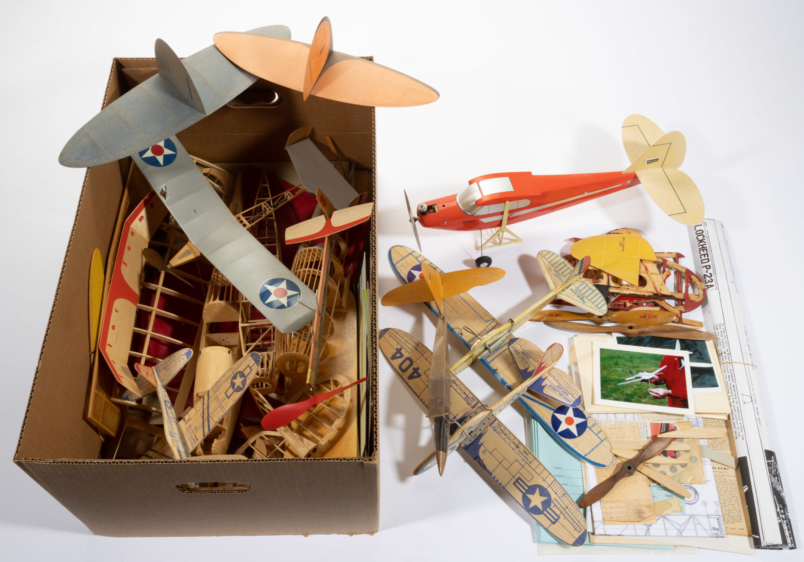 ASSORTED MODEL AIRPLANE ARTICLES, UNCOUNTED LOT,
