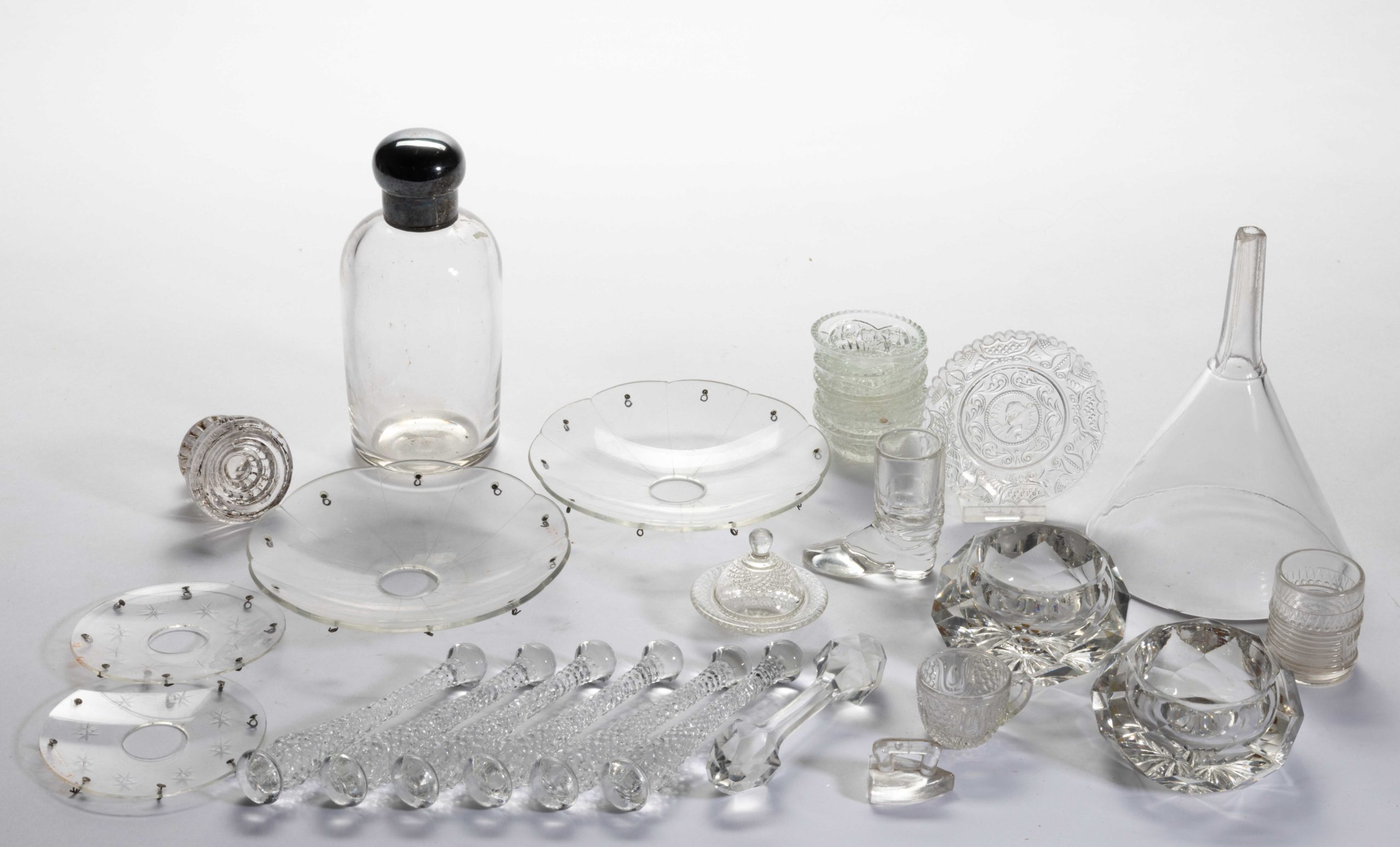 ASSORTED GLASS ARTICLES, LOT OF 26,
