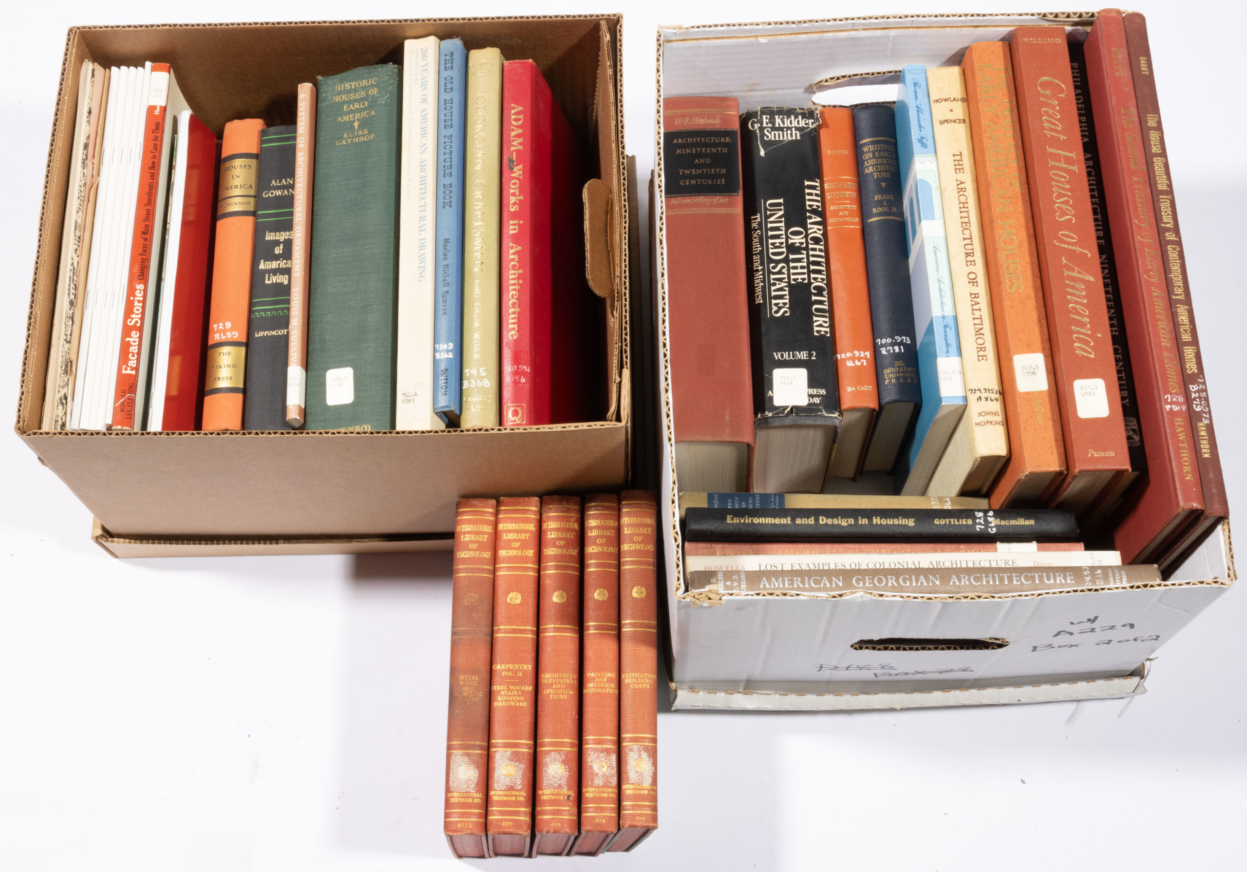ASSORTED ARCHITECTURAL AND RELATED REFERENCE VOLUMES / PAMPHLETS, UNCOUNTED LOT,