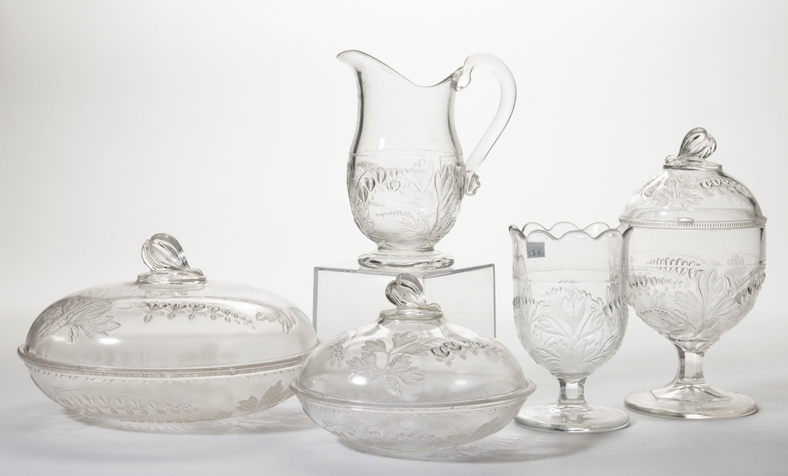 BLEEDING HEART / KING’S FLORAL WARE (OMN) TABLE ARTICLES, LOT OF FIVE,