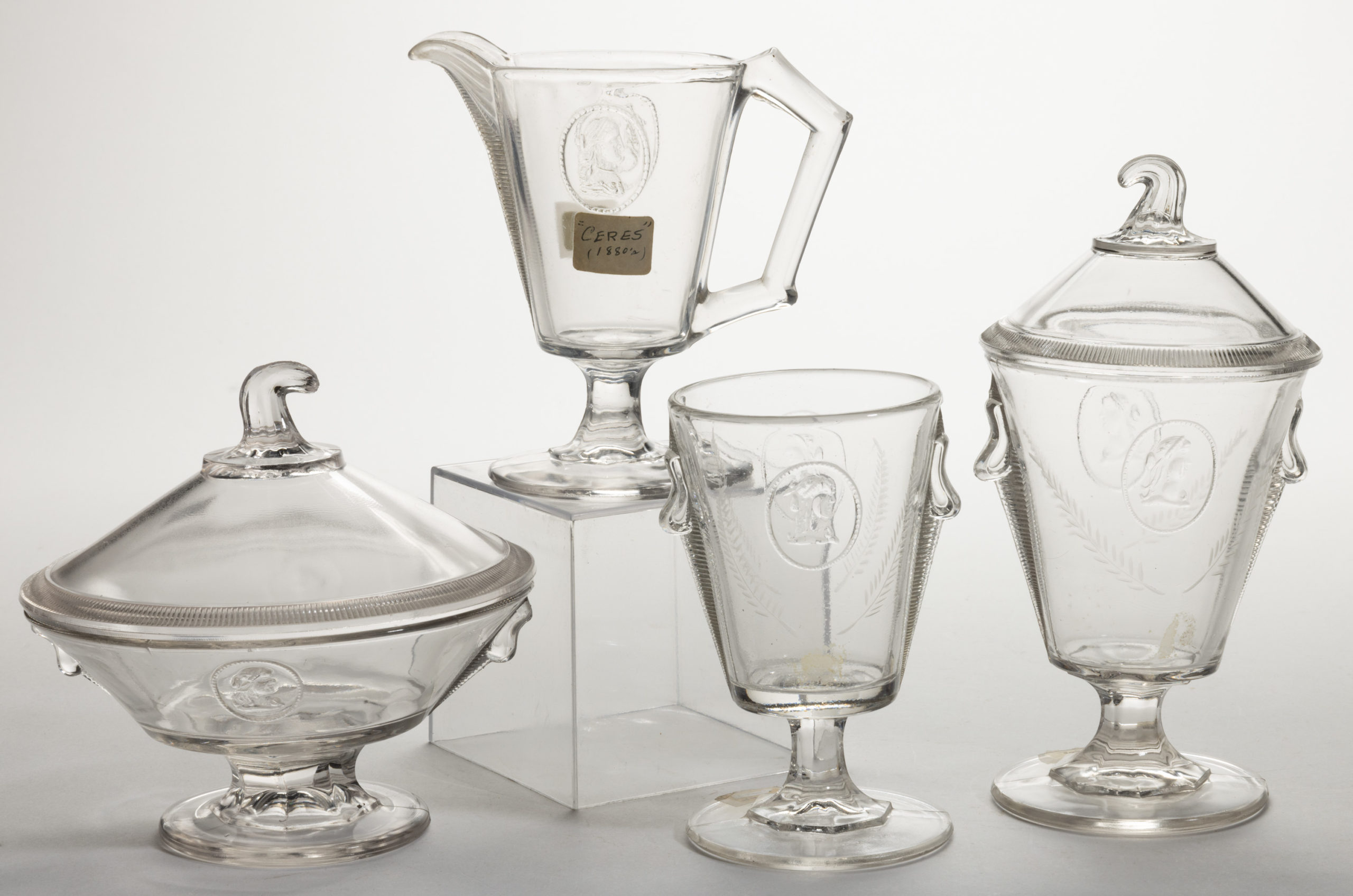 CERES / MEDALLION (OMN) FOUR-PIECE TABLE SET,
