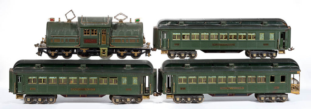 LIONEL NO. 381E STANDARD GAUGE GREEN LOCOMOTIVE WITH THREE STATE CARS